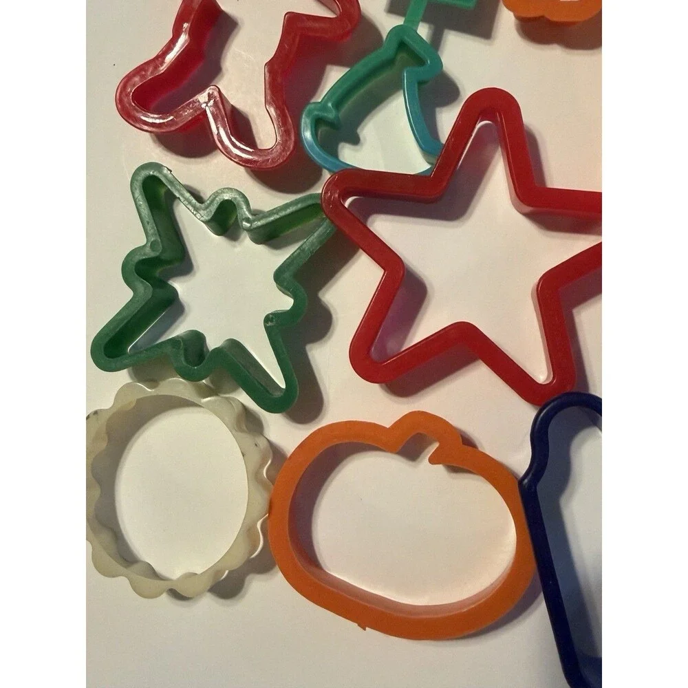 Mixed Lot of 18 Cookie Cutters Cat Pumpkin Snowman Camel Bear Gingerbread Man